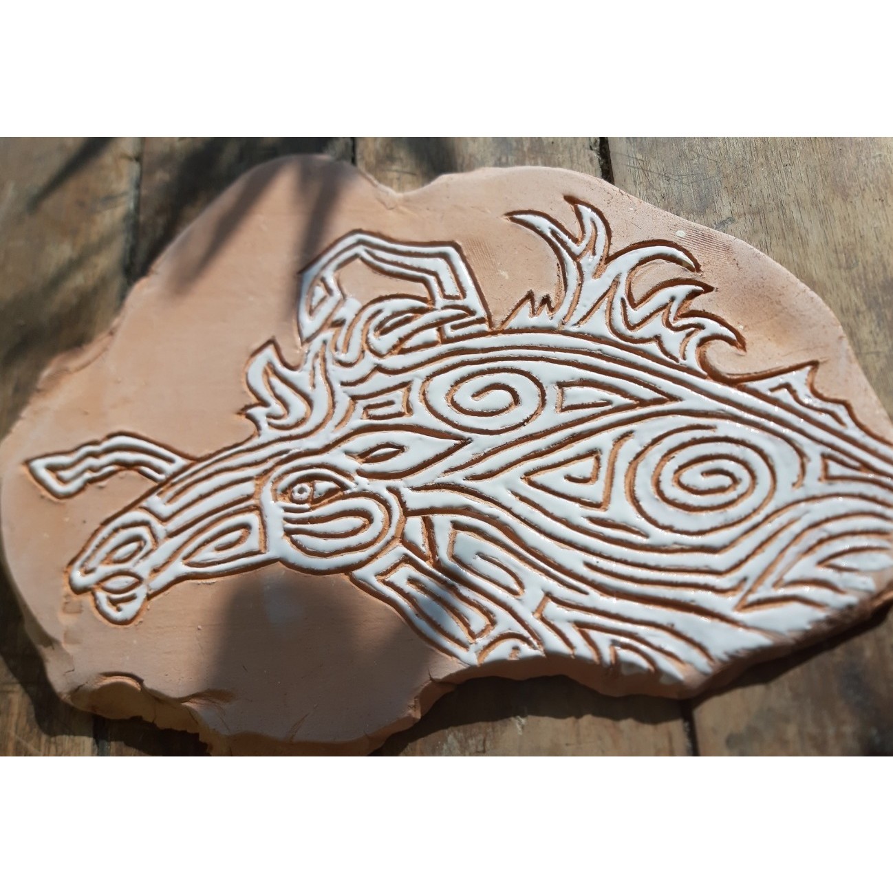 Terre cuite gravée et partiellement émaillée