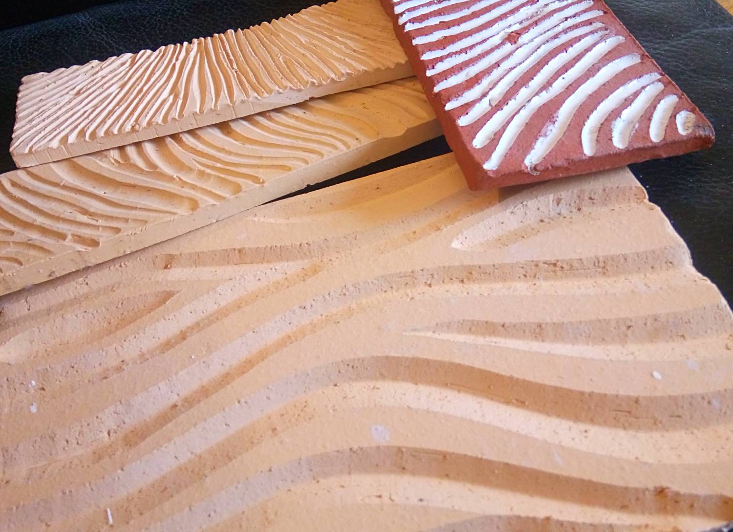 essais de gravure/émaillage sur terre cuite naturelle